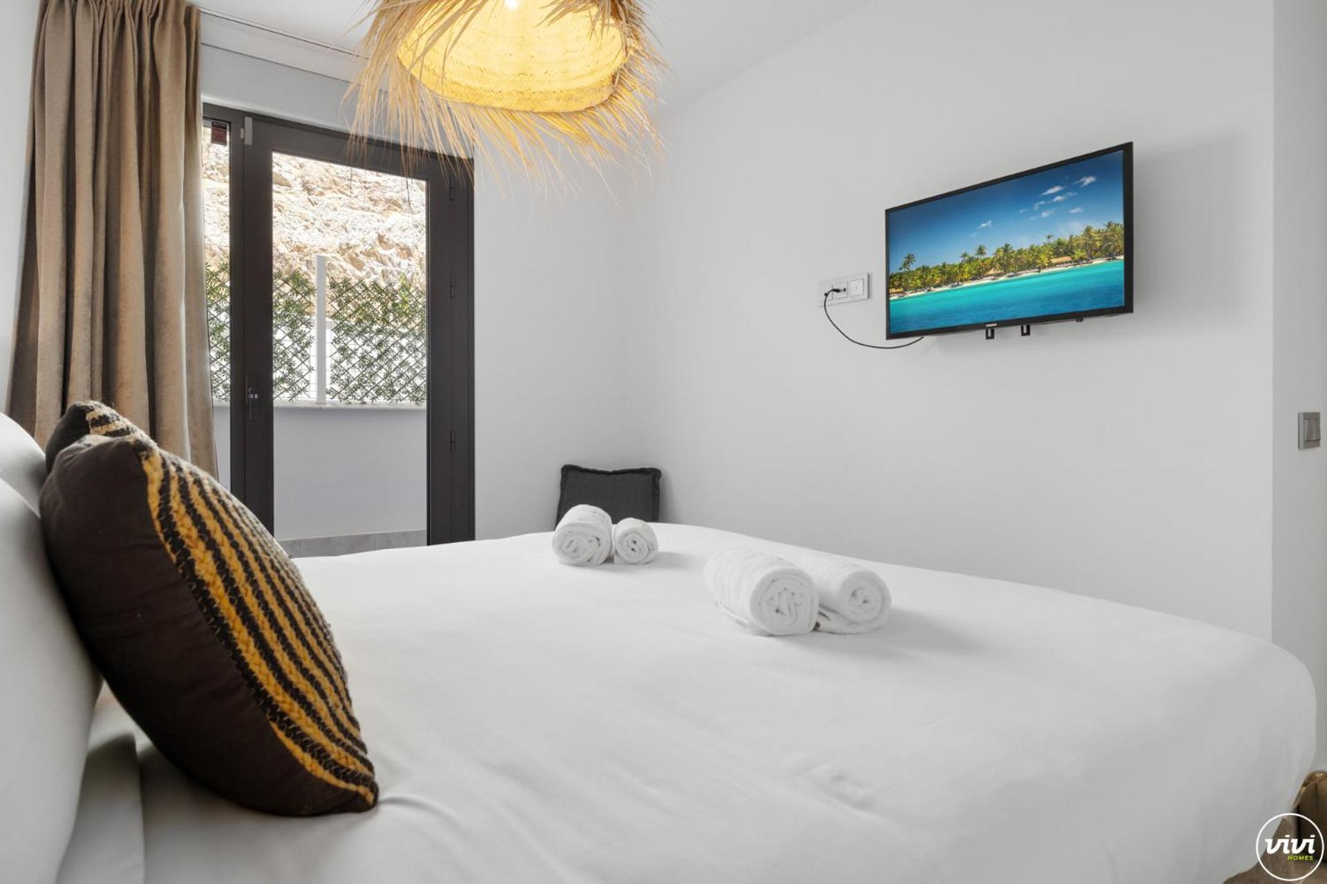 Vivi Homes - Blossom Pool, Gym & Terrace Apartment *