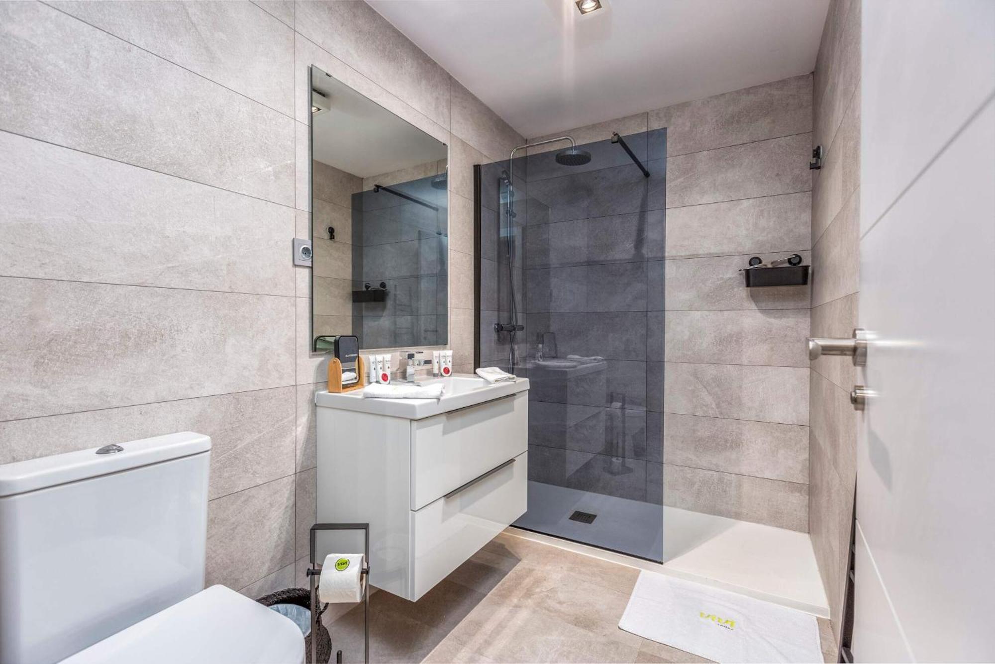 Vivi Homes - Blossom Pool, Gym & Terrace Apartment